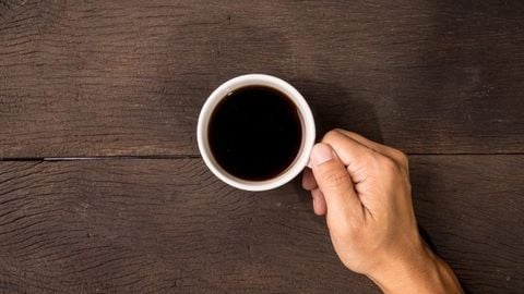 Mẹo thoải mái uống cà phê không lo răng ố vàng!