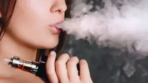 Hút thuốc lá điện tử sẽ gây hại cho răng miệng