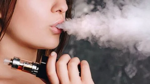 Hút thuốc lá điện tử sẽ gây hại cho răng miệng