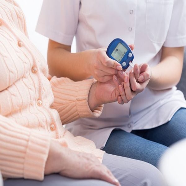 Cách người tiểu đường chăm sóc răng miệng